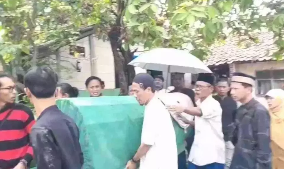 Korban meninggal dunia kecelakaan kereta api KRL Commuter Line Nurlaela diantar ke peristirahatan terakhir di Kampung Ceger, Desa Tanjungbaru, Kecamatan Cikarang Timur, Kabupaten Bekasi, Selasa, 28 April 2026. (Antara/Pradita Kurniawan Syah)