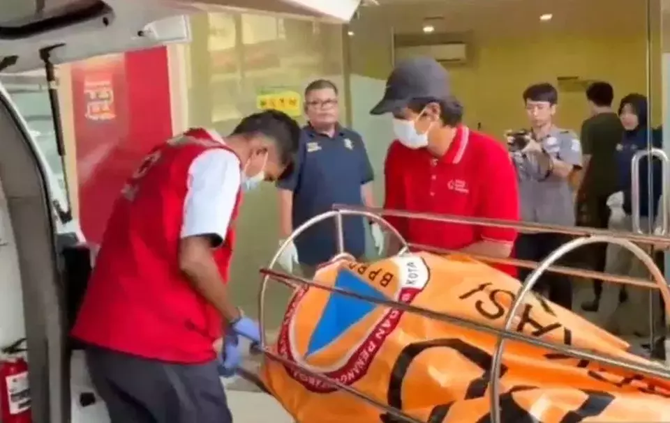 Sepuluh kantong jenazah korban kecelakaan antara Kereta CommuterLine dan Kereta Diesel (KRD) jarak jauh di Stasiun Bekasi Timur tiba di Rumah Sakit (RS) Polri Kramat Jati, Jakarta Timur, Selasa 28 April 2026. (Antara/Antara)