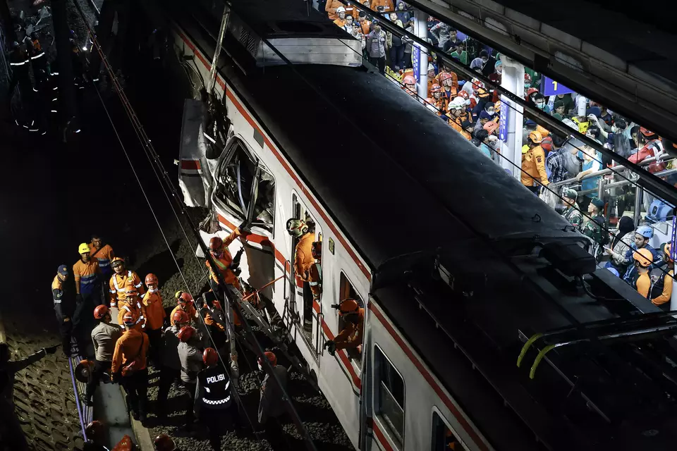 Korban meninggal akibat insiden tabrakan kereta di Stasiun Bekasi Timur berhasil diidentifikasi, paling muda berusia 19 tahun. (ANTARA/Dhemas Reviyanto)