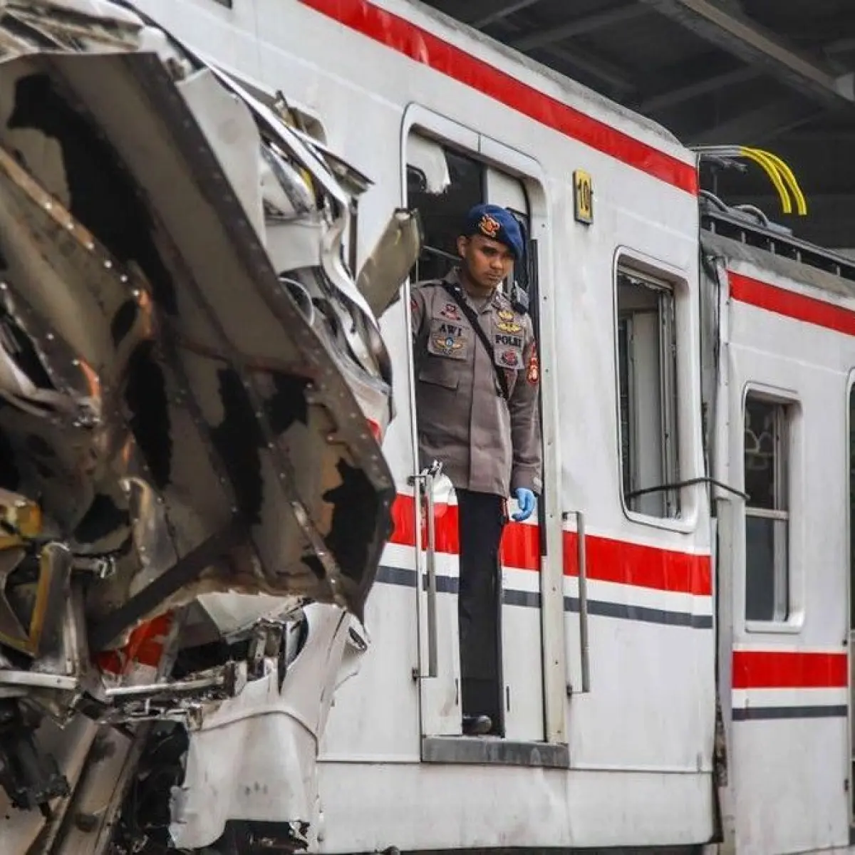 Proses evakuasi gerbong kereta rel listrik (KRL) yang terlibat kecelakaan di Stasiun Bekasi Timur, Bekasi, Jawa Barat, berlangsung dramatis pada Selasa (28/4/2026). (Foto: Pradita Utama/detikFoto)