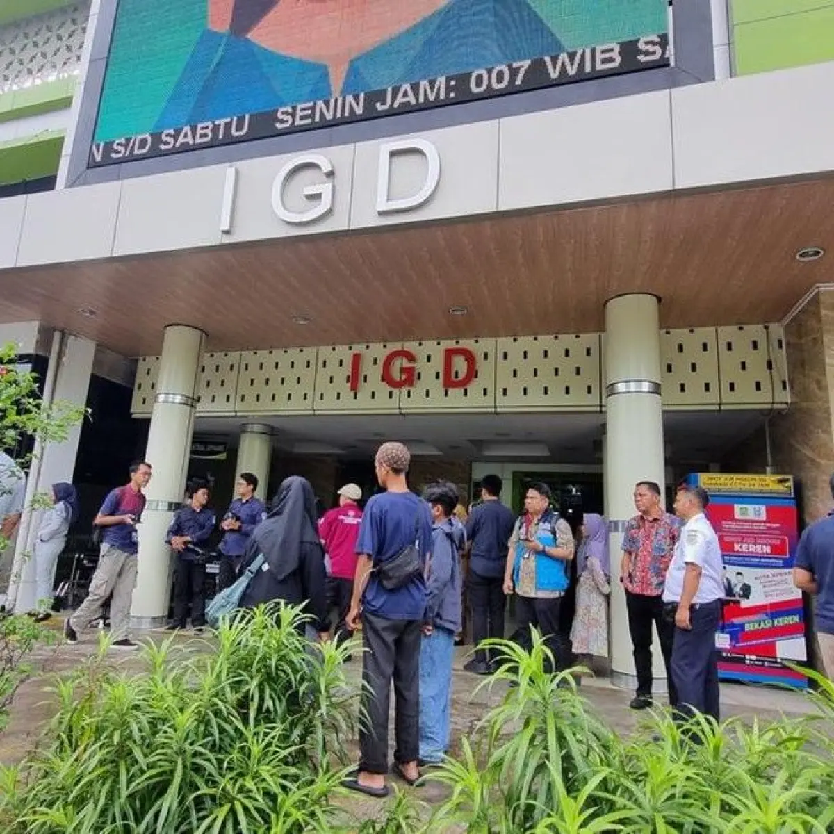 Foto: RSUD Bekasi merawat para korban kecelakaan KA Argo Bromo dengan KRL di Stasiun Bekasi Timur (Taufiq S/detikcom)