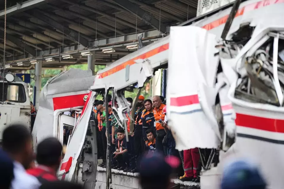 Tabrakan kereta commuter line dengan kereta jarak jauh Argo Bromo Anggrek di Stasiun Bekasi Timur, Senin (27/4/2026). (AP/Tatan Syuflana)