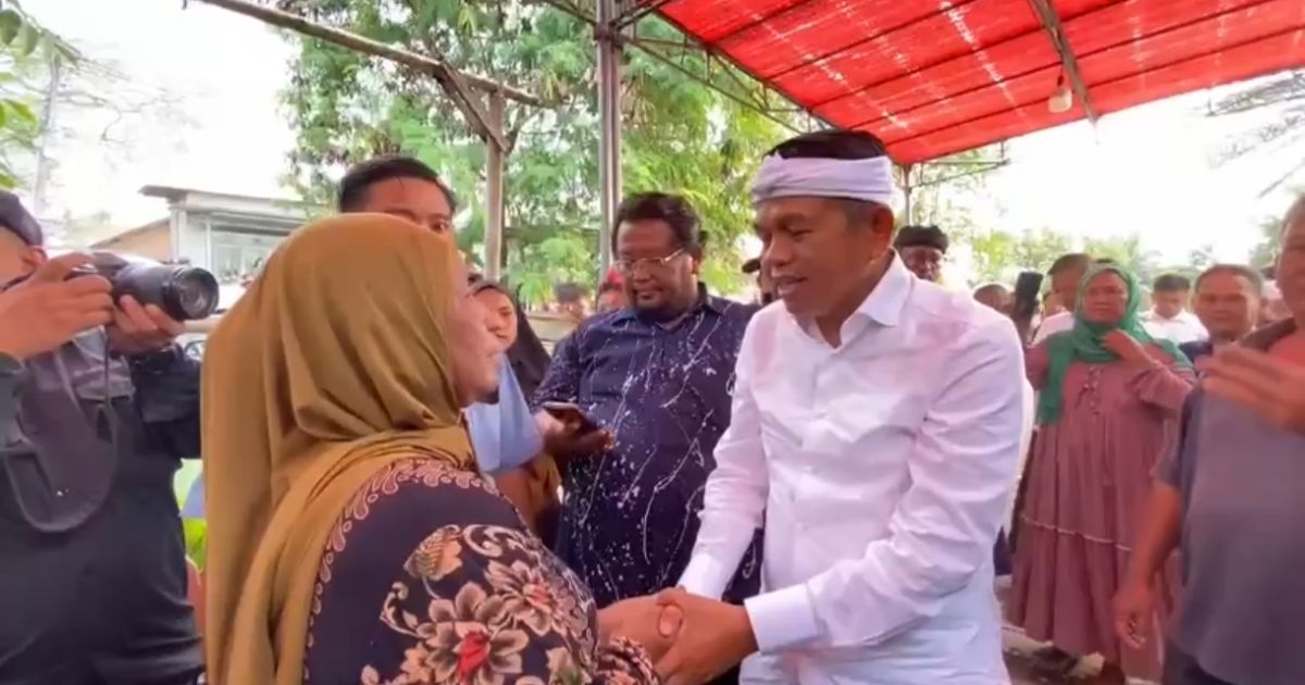 Gubernur Jawa Barat Dedi Mulyadi menyambangi rumah duka korban kecelakaan kereta di Bekasi, menyampaikan santunan sekaligus mendorong investigasi menyeluruh demi peningkatan keselamatan transportasi publik. (Putra).