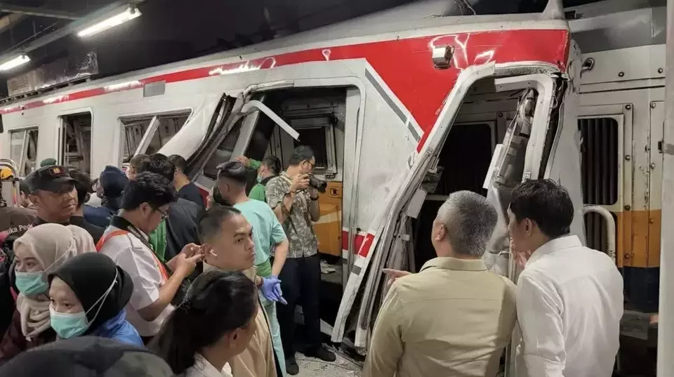 Keluarga Cari Teman Korban yang Hilang Pasca-Tragedi Adu Banteng Kereta di Stasiun Bekasi Timur