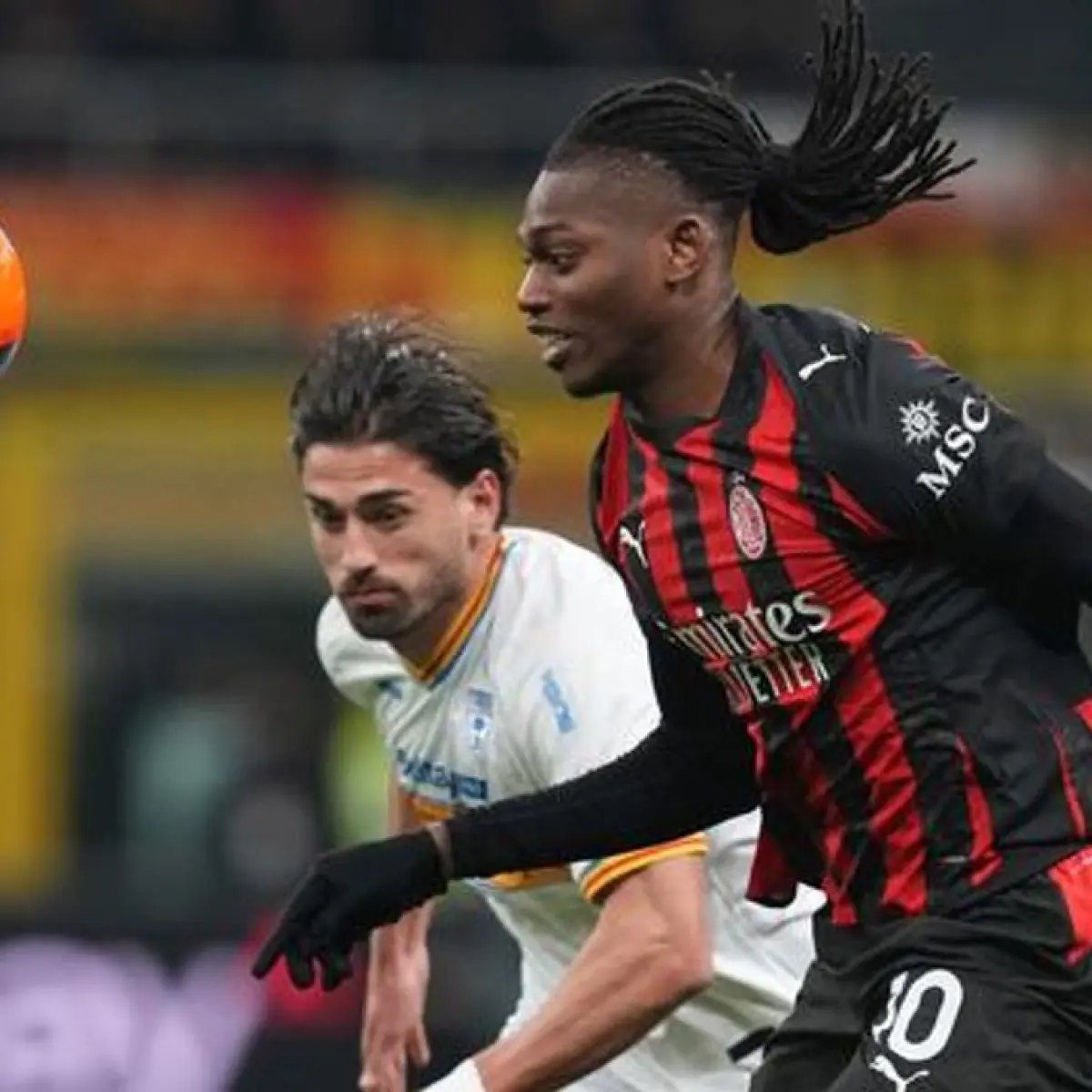 Pemain AC Milan Rafael Leao (kanan) berebut bola dengan pemain Lecce Omri Gandelman pada laga Serie A/Liga Italia antara AC Milan vs Lecce di Milan, Italia, Minggu, 18 Januari 2026. (AP Photo/Antonio Calanni)