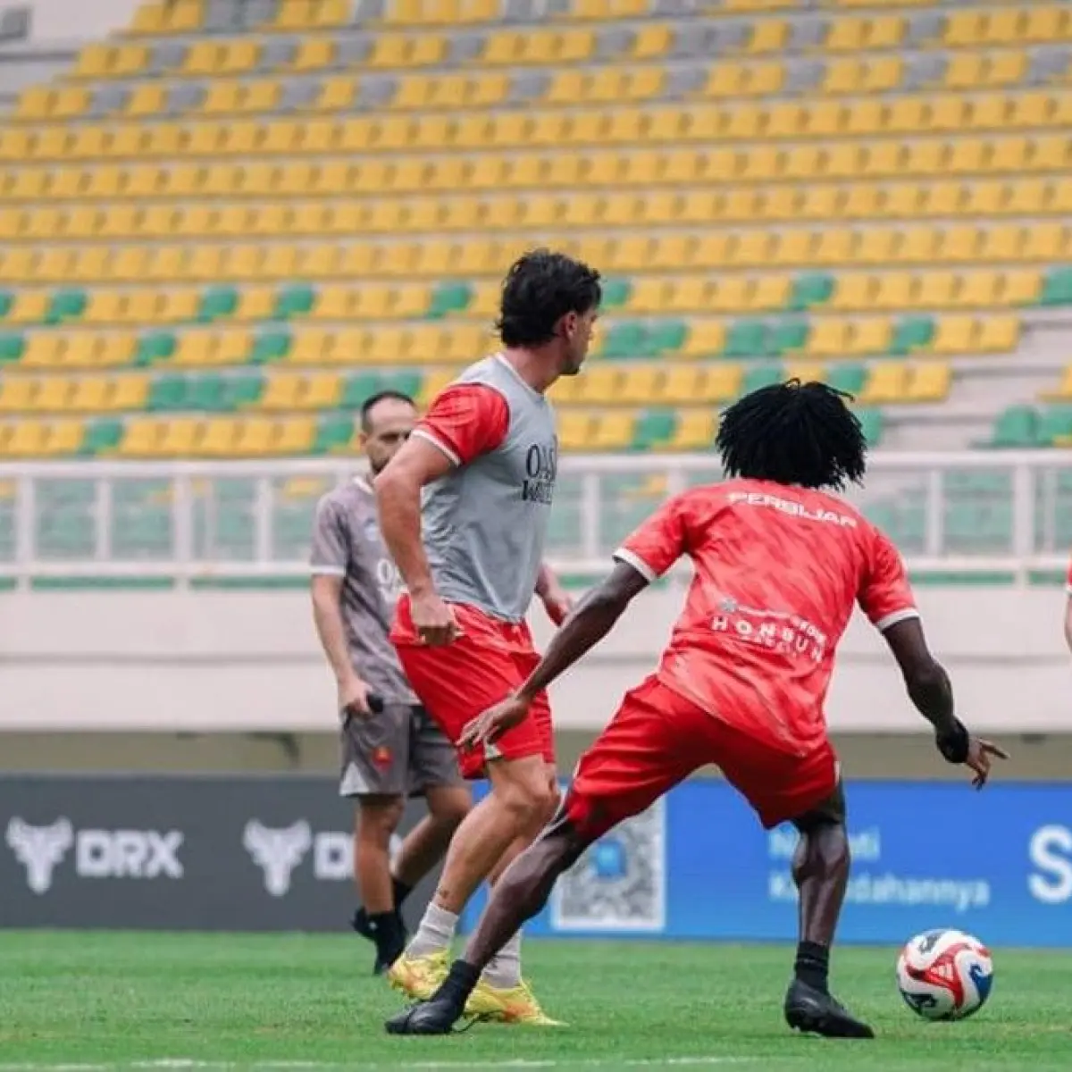 Tim Persijap Jepara saat melakukan latian di Stadion Internasional Banten, Selasa (28/4/2026). Foto: Dok. Persijap Jepara