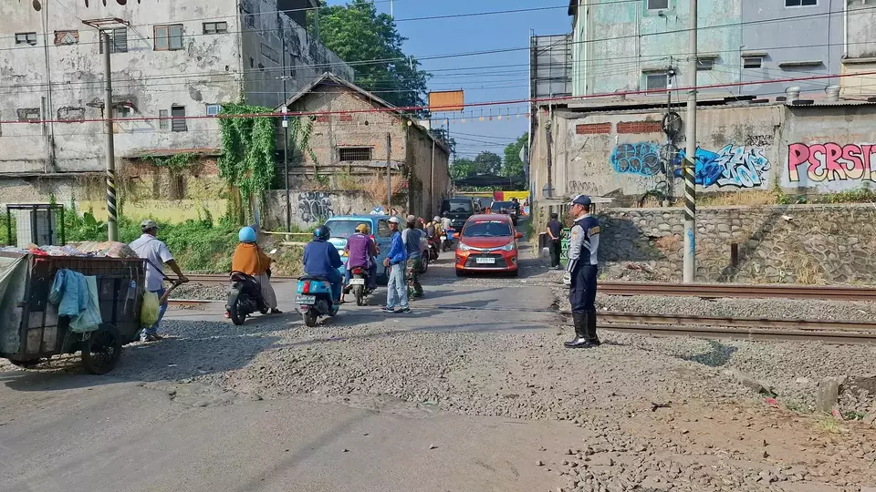 Antisipasi Kecelakaan Susulan, Perlintasan Liar Duren Jaya Bekasi Dijaga Petugas Dishub