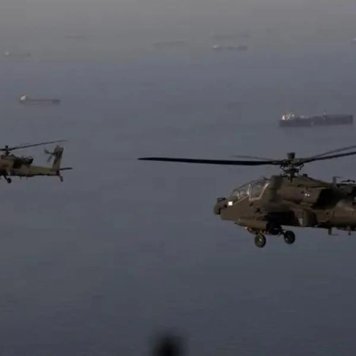Sejumlah helikopter Apache milik AS mengudara di atas Selat Hormuz dalam sebuah patroli pada 17 April (dok. AFP)