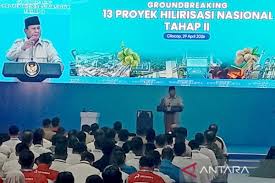 Presiden Prabowo Subianto memberi sambutan dalam Groundbreaking 13 Proyek Hilirisasi Nasional Tahap II di area Pertamina Patra Niaga Refinery Unit (RU) IV Cilacap, Jawa Tengah, Rabu (29/4/2026). ANTARA/Sumarwoto