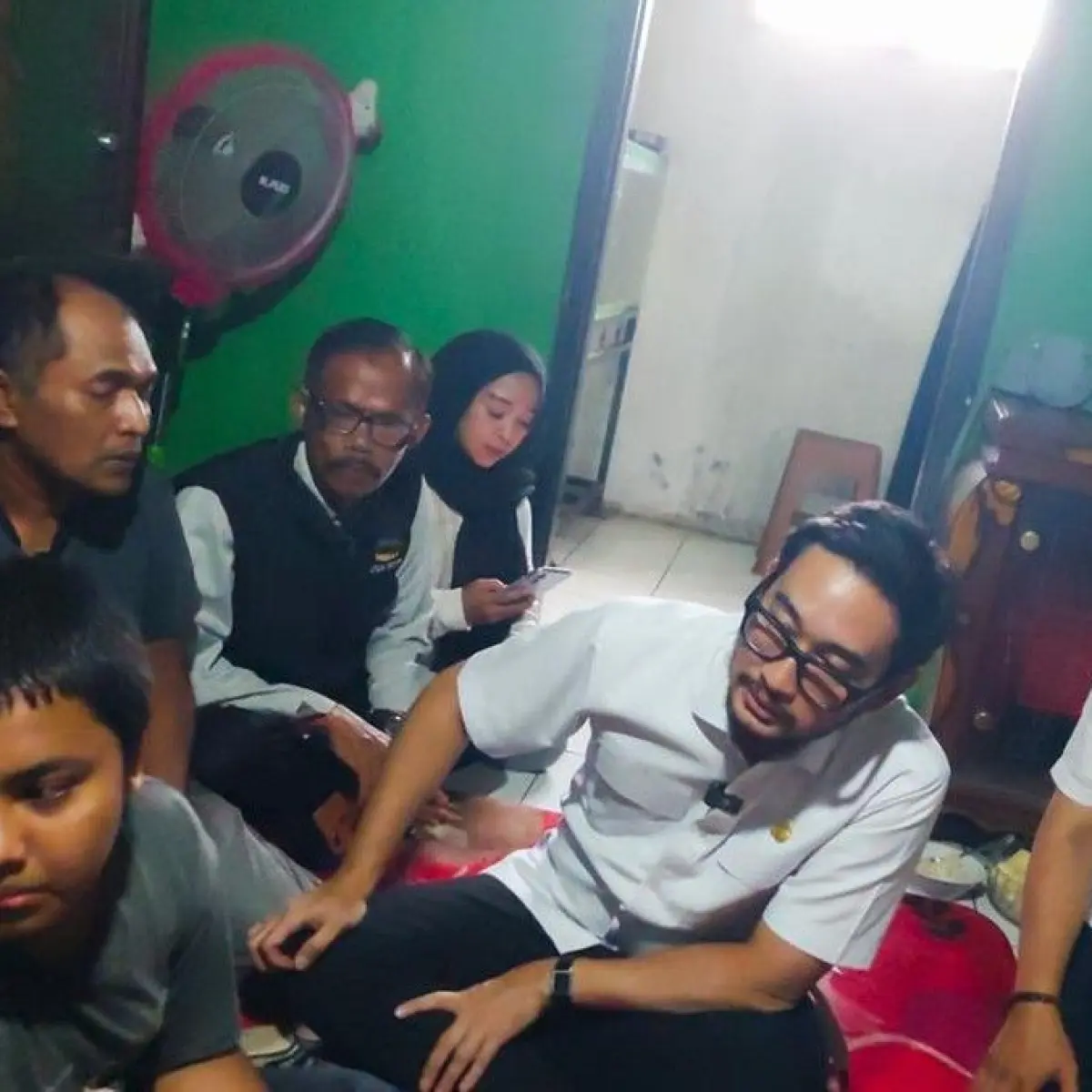 Bupati Bandung Barat, Jeje Ritchie Ismail mengunjungi kediaman bocah yang viral makan daun (Foto: Whisnu Pradana/detikJabar)