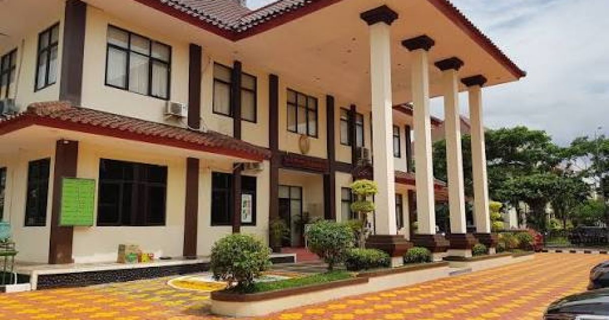 Rumah yang menjadi bagian dari harta warisan milik dua anak yatim di Karawang yang kini masih disengketakan. Proses hukum terkait kepemilikan dan pengelolaan aset tersebut masih bergulir di pengadilan.(Putra).