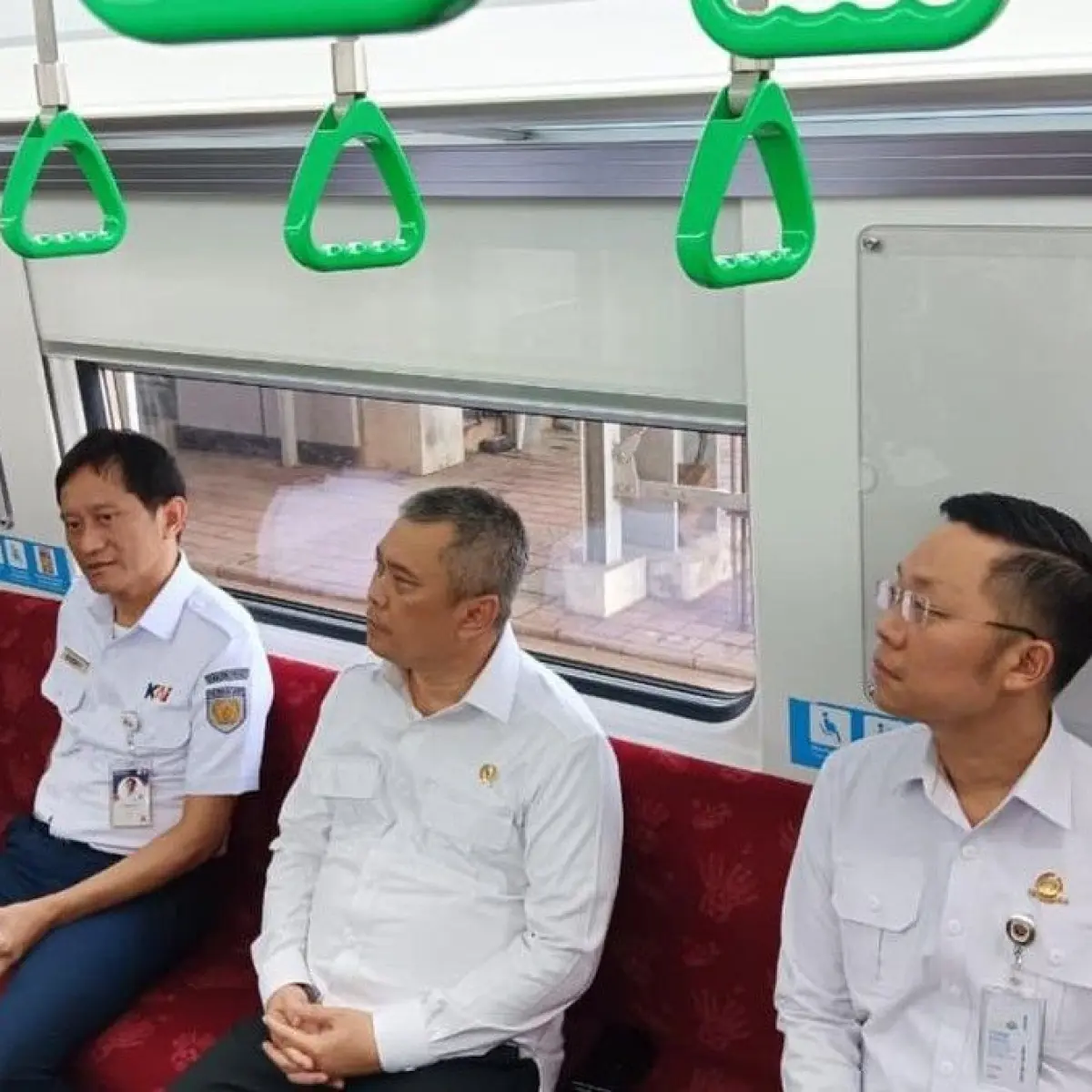 Menhub Dudy Purwagandhi jajal KRL (Foto: Ignacio Geordy Oswaldo)