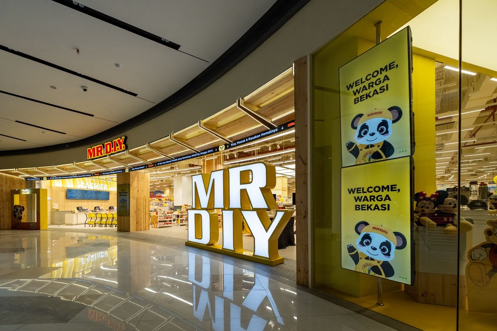 PT Daya Intiguna Yasa Tbk (MDIY) atau MR.D.I.Y. Indonesia resmi mengoperasikan toko unggulan (flagship store) keduanya. Gerai terbaru ini berlokasi di Summarecon Mall Bekasi 2, Jawa Barat.