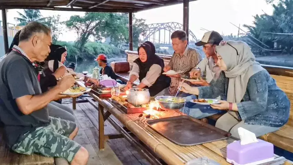 AR Resto Cafe di Pangandaran, Jawa Barat, menawarkan sensasi makan di atas rakit sambil menyusuri muara dekat Jembatan Wiradinata Ranggajipang. (Beritasatu.com/Muhamad Iqbal)