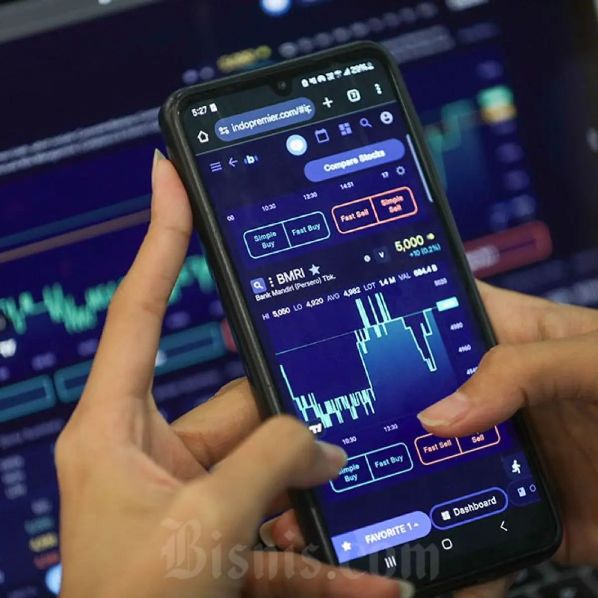 Investor mengamati harga saham dengan gawai di Jakarta, Selasa (16/12). Bisnis/Himawan L. Nugraha