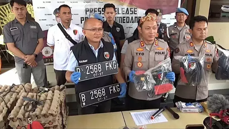 Polres Sumedang menunjukkan barang bukti terkait TNI gadungan yang menipu pedagang telur, Rabu 29 April 2026. (Beritasatu.com/Usep Adi Wihanda)