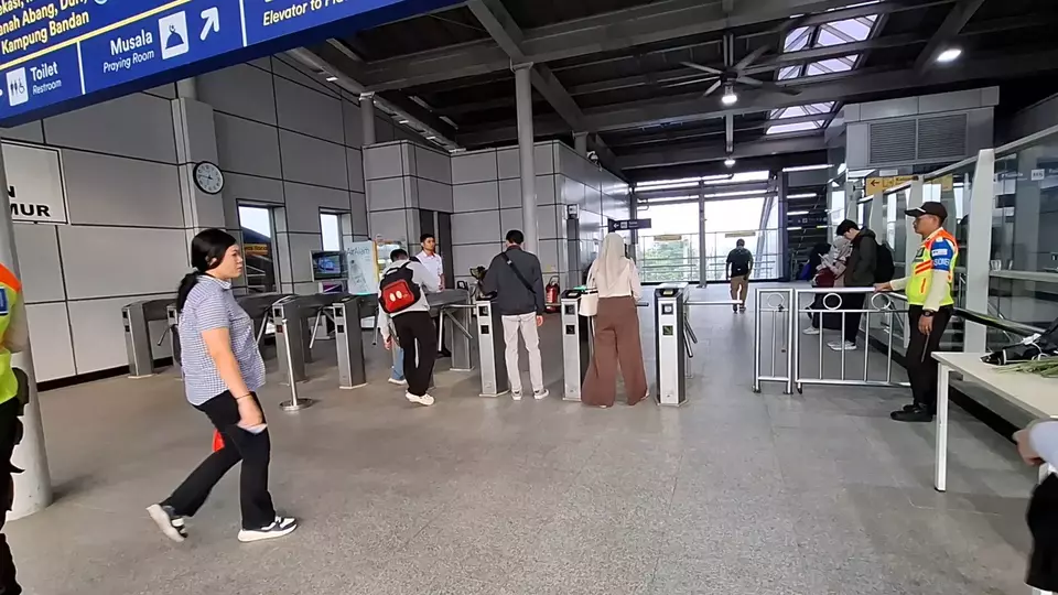 Stasiun Bekasi Timur, Kota Bekasi, Jawa Barat kembali normal, Kamis, 30 April 2026, setelah sempat ditutup akibat kecelakaan kereta api. (Beritasatu.com/Rino Fajar Setiawan)