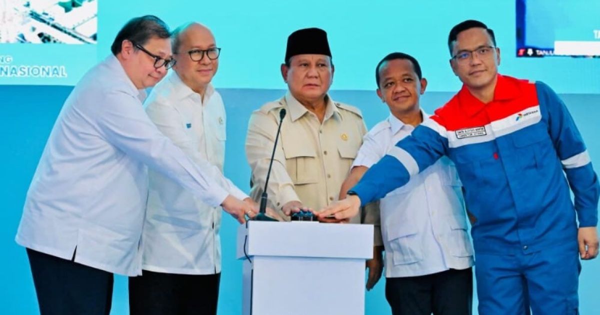 Presiden Prabowo Subianto saat melakukan groundbreaking proyek hilirisasi nasional tahap II di Refinery Unit IV Cilacap, Jawa Tengah, pada Rabu, 29 April 2026. Foto: BPMI Setpres/Laily Rachev