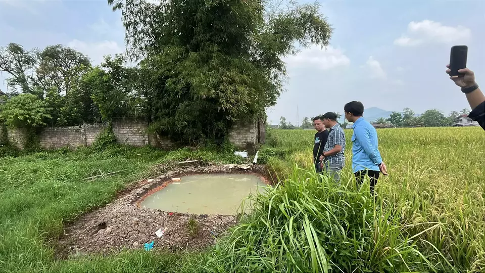 Petugas gabungan meninjau kondisi Ipal di SPPG Sukasari 3, Kecamatan Cilaku, Kabupaten Cianjur yang dikeluhkan warga, Kamis, 30 April 2026. (Beritasatu.com/Riski Maulana)