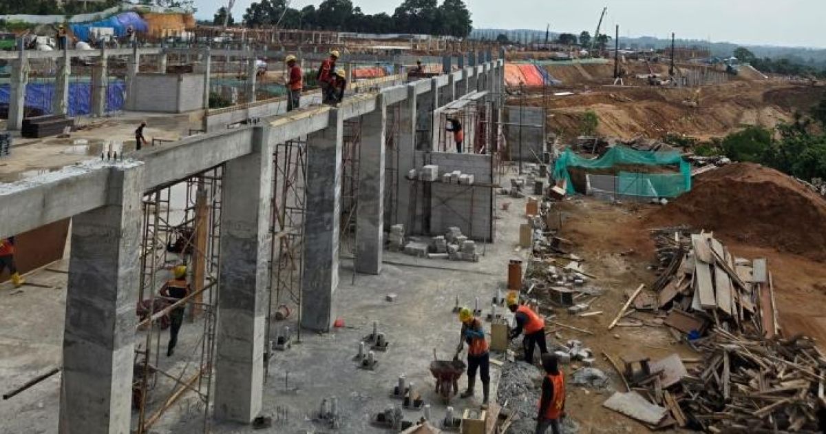 Proyek Sekolah Rakyat di Jasinga kembali disorot. LSM Genpar menemukan progres masih rendah dan minim transparansi, sementara keluhan pekerja juga mencuat. (Dede Surya).
