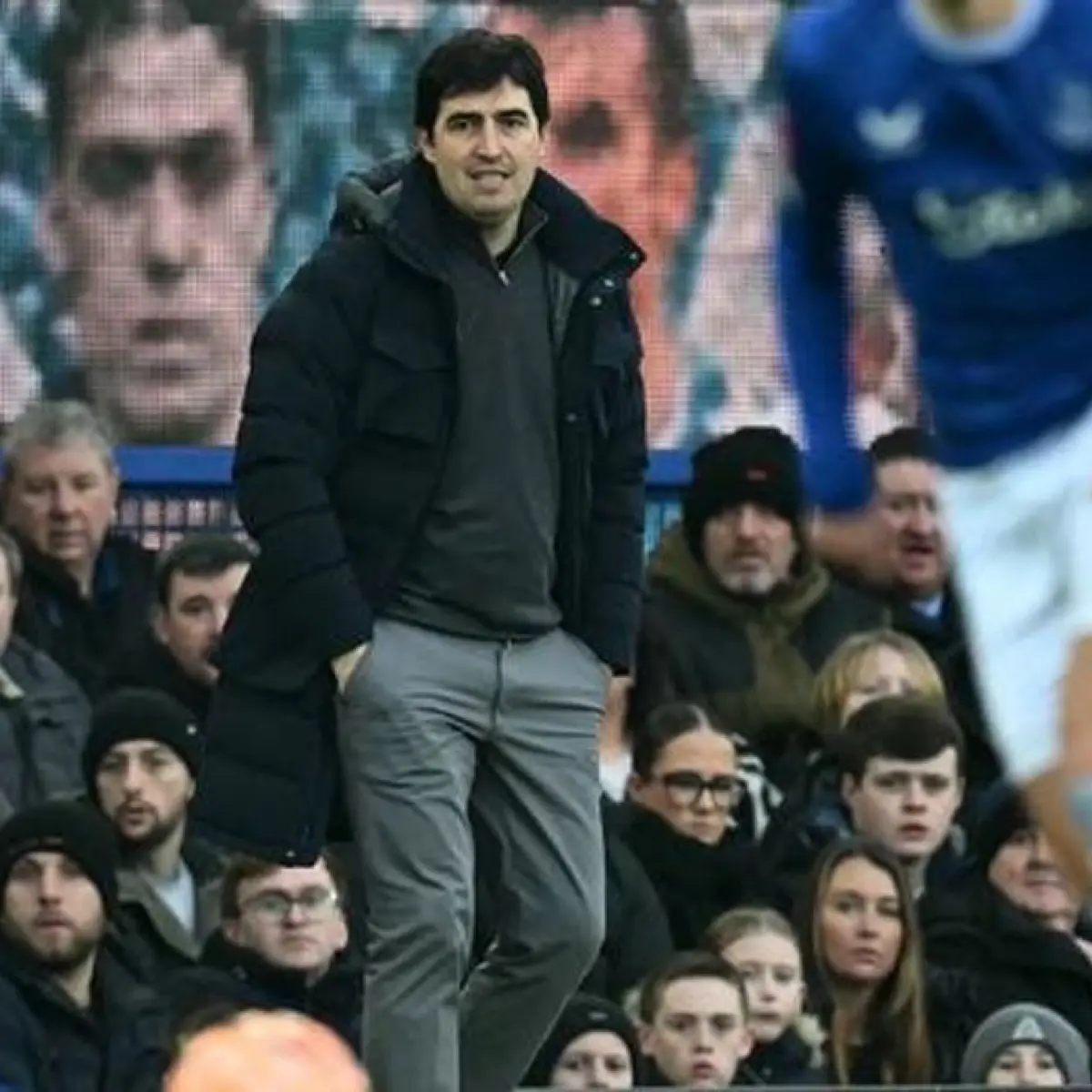 Pelatih Everton, Andoni Iraola memberikan instruksi dalam laga lanjutan Piala FA 2024/2025 melawan Bournemouth di Goodison Park, Liverpool, Inggris, Minggu (09/02/2025) WIB. (AFP/Paul Ellis)