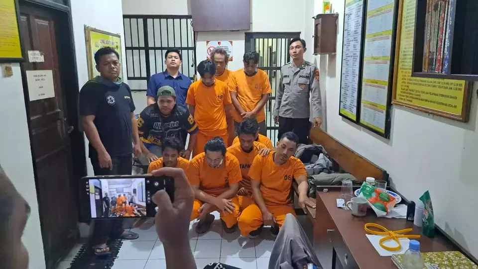 Satreskrim Polres Tasikmalaya Kota menangkap delapan orang tersangka kasus penipuan serta ancaman dengan modus mengatasnamakan petugas Bea Cukai dan wartawan gadungan, Kamis 30 April 2026. (Beritasatu.com/Rifki Saebani)