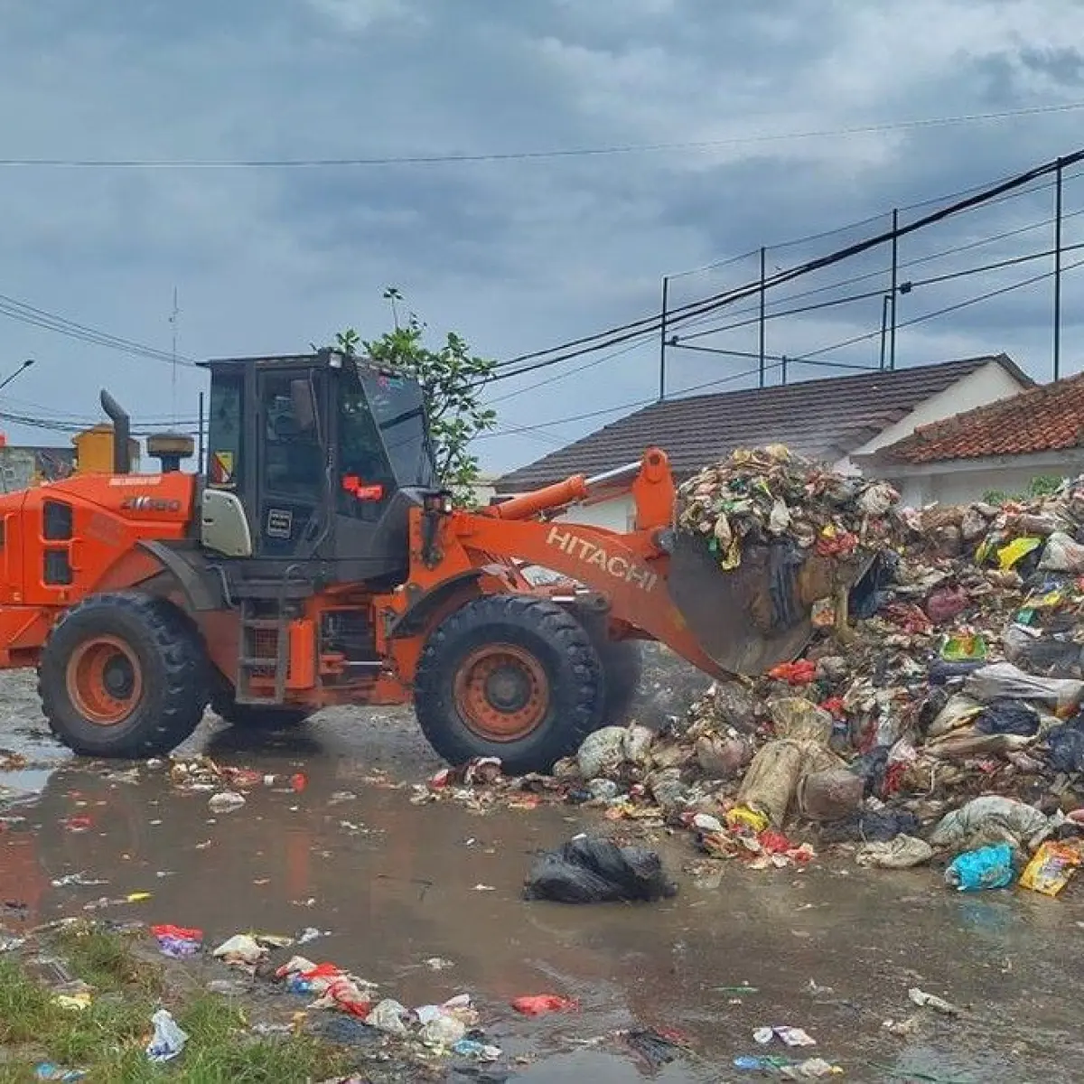 Petugas saat melakukan pembersihan sampah menggunakan alat berat di TPS Pasar Baleendah, Kabupaten Bandung, Kamis (30/4/2026). (Foto: Yuga Hassani/detikJabar)