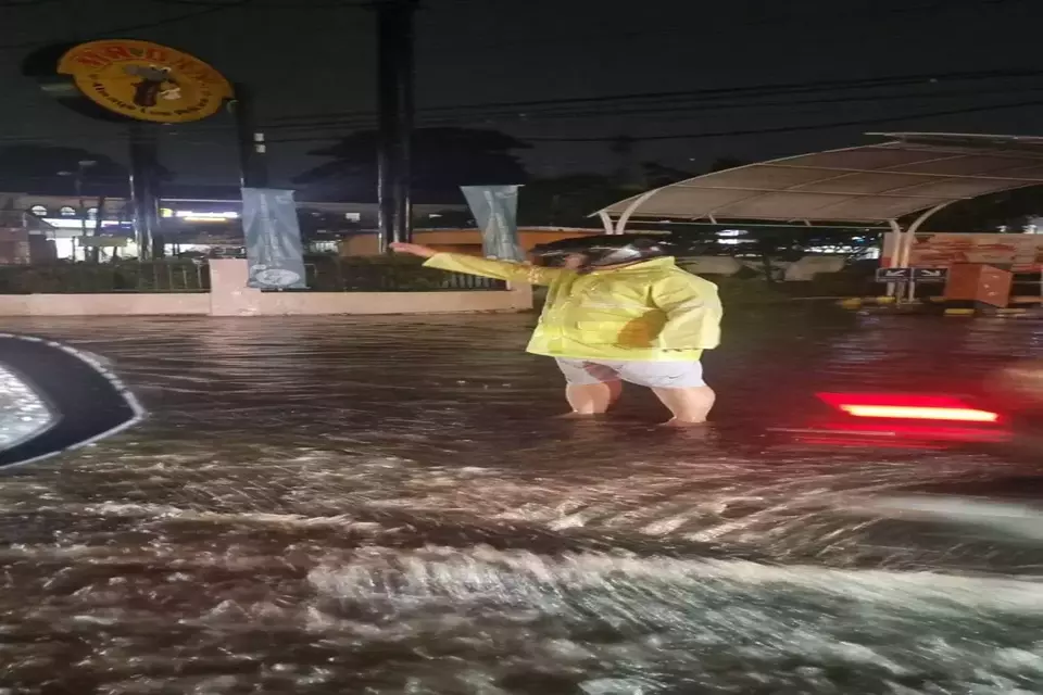 Kemacetan panjang di Jalan Raya Sawangan, Depok, Kamis 30 April 2026 akibat hujan deras dan genangan air di sejumlah titik. (Beritasatu.com/Sukarjito)