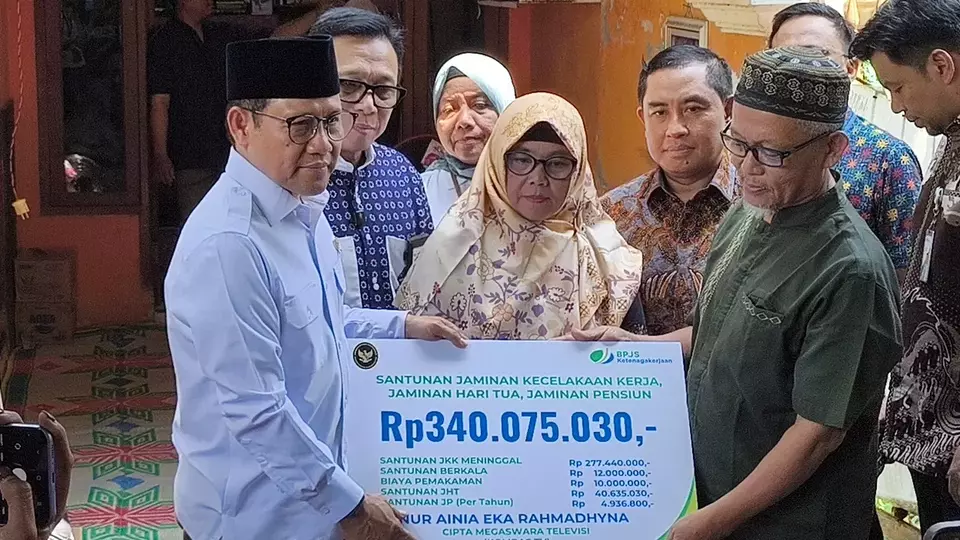Menteri Koordinator Bidang Pemberdayaan Masyarakat Muhaimin Iskandar atau Cak Imin mengunjungi keluarga korban kecelakaan kereta api di Bekasi Timur sekaligus menyerahkan santunan jaminan sosial ketenagakerjaan. (Beritasatu.com/Eka Jaya Saputra)