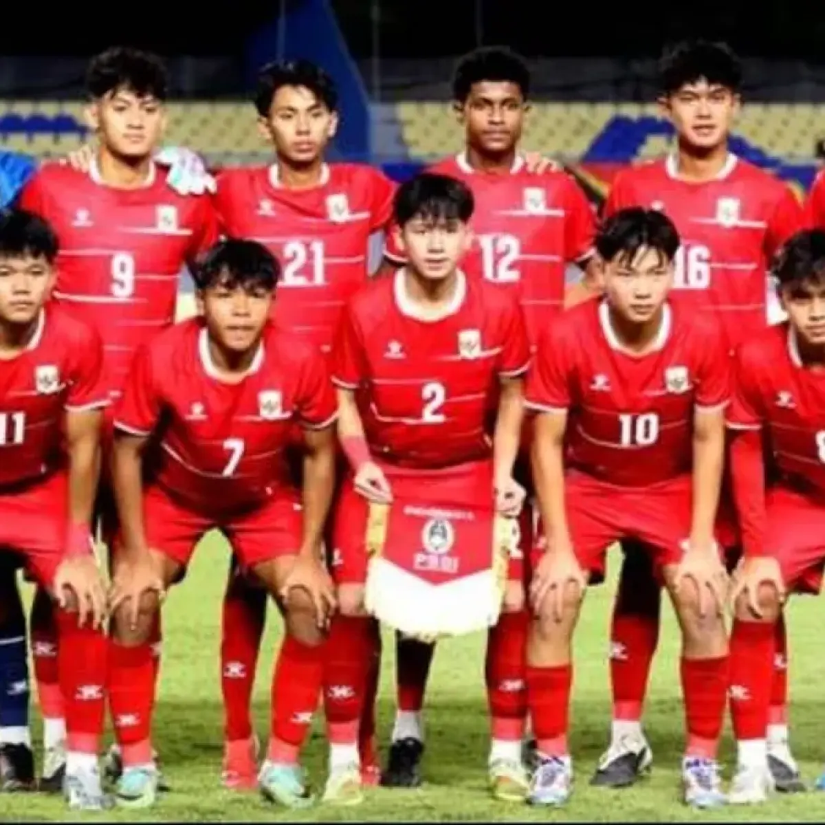 Timnas U17 Indonesia saat akan bertanding melawan Timor Leste di Stadion Gelora Joko Samudro, Senin (13/4/2026) (Sumber: KOMPAS.COM/SUCI RAHAYU)