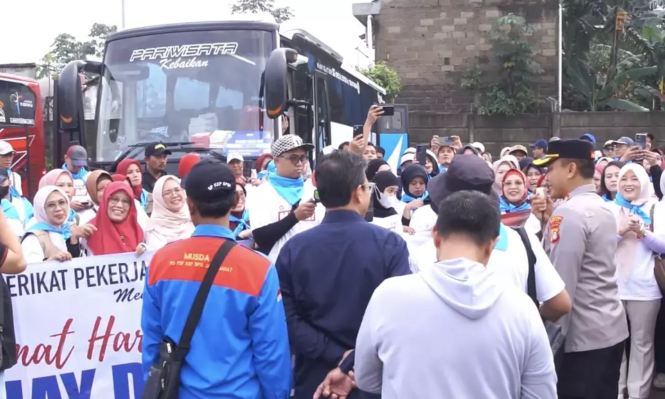 Ratusan buruh Depok berangkat menuju Jakarta untuk memperingati May Day 2026 dengan pengawalan aparat keamanan. (Beritasatu.com/Fahri Ali)
