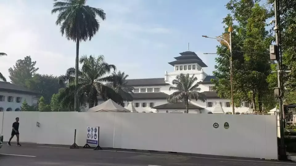 Suasana Gedung Sate, Bandung, Jumat 1 Mei 2026, tampak dipagari dan kondusif pada pagi hari saat peringatan May Day 2026 berlangsung di berbagai wilayah. (Beritasatu.com/Aep)