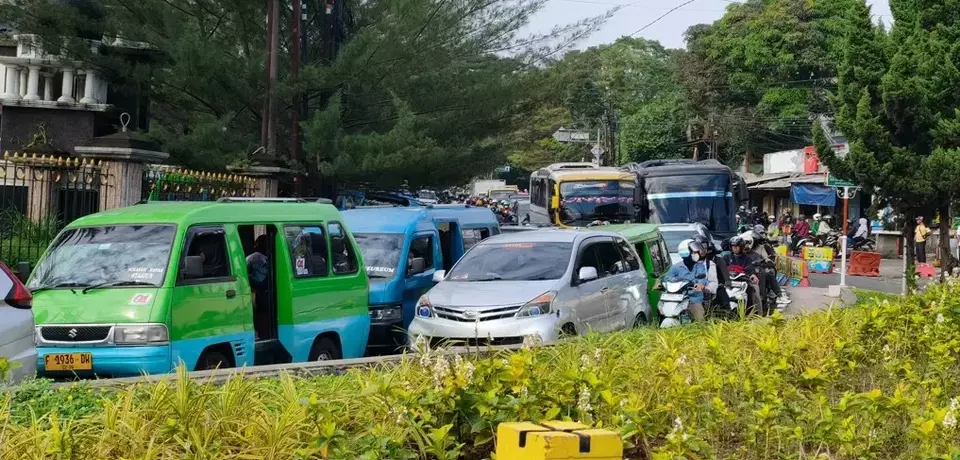 Kemacetan panjang terjadi di jalur Puncak Bogor hingga 4 km saat libur May Day 2026. (Beritasatu.com/Heru Yustanto)