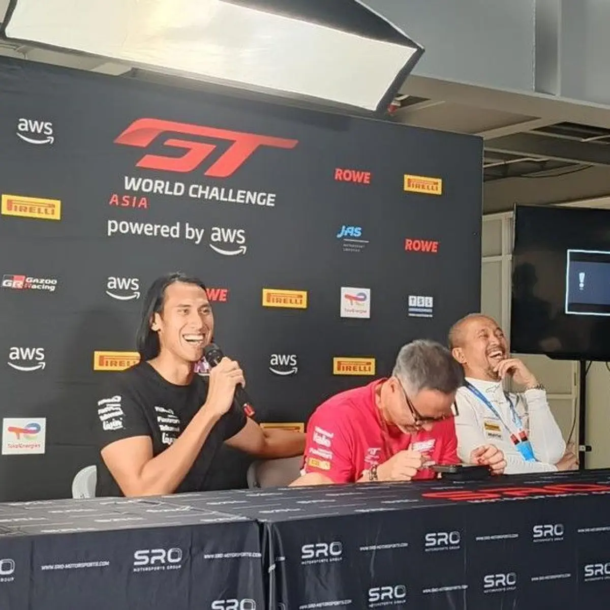 Pembalap Indonesia Sean Gelael (kiri baju hitam) saat konferensi pers GT World Challenge Asia (GTWCA) di Sirkuit Mandalika, Jumat (1/5/2026). (Foto: Edi Suryansyah/detikBali)