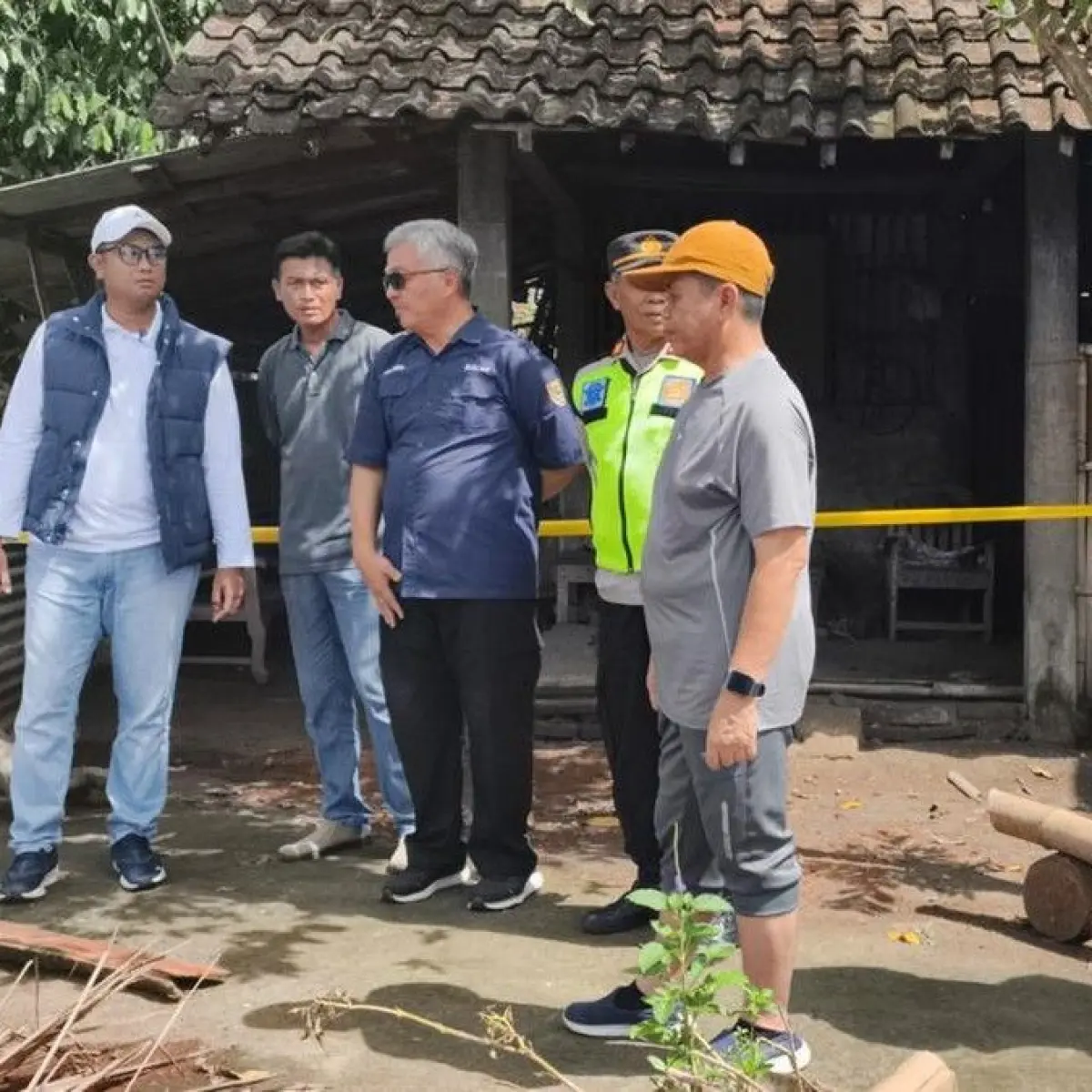 Bupati Klaten Hamenang Wajar Ismoyo dan pejabat lain cek tanggul Sungai Dengkeng, Jumat (1/5/2026). Foto: Achmad Husein Syauqi/detikJateng