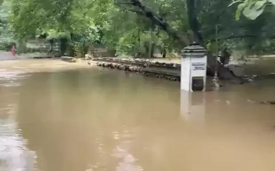 Luapan Kali Pesanggrahan menutup jembatan di Jalan Bandung Cinere, Depok, Jawa Barat, Jumat 1 Mei 2026. (Istimewa)