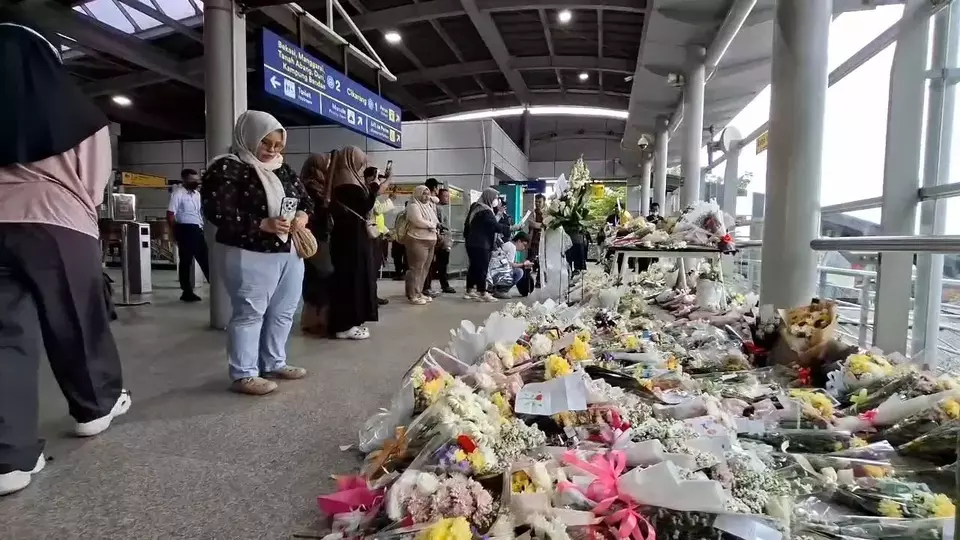 Aliran Duka Mengalir di Stasiun Bekasi Timur: Ratusan Buket Bunga Ungkapkan Belasungkawa Korban Kecelakaan Kereta
