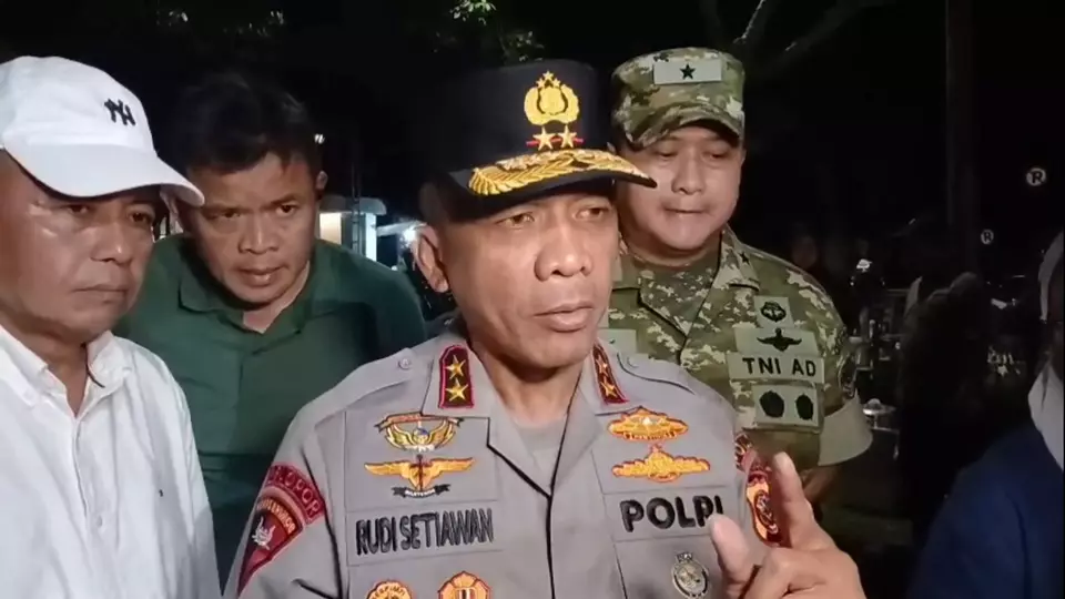 Kapolda Jawa Barat Irjen Pol Rudi Setiawan memberi keterangan pers terkait kericuhan dilakukan sekelompok massa di tengah aksi Hari Buruh di Bandung, Jumat, 1 Mei 2026 malam. (Beritasatu.com/Aep Sopandi)