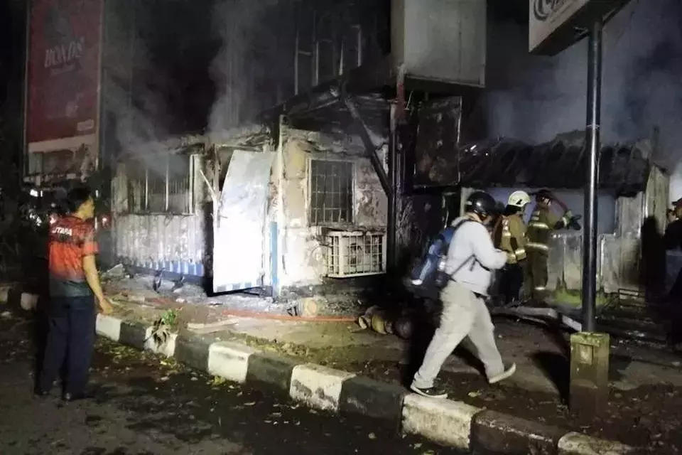 Petugas saat melakukan pemadaman terhadap videotron yang dibakar oleh perusuh di Tamansari, Kota Bandung, Jawa Barat, Jumat, 1 Mei 2026.  (Antara/DPMKP Bandung)