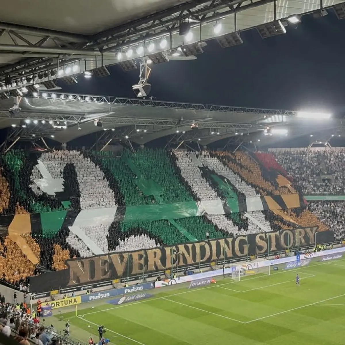 Perayaan Dua Dekade Kelompok Ultras Legia Warszawa Warnai Laga Krusial PKO Ekstraklasa
