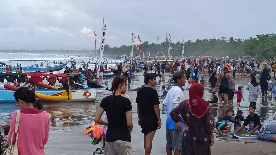 Destinasi wisata Pantai Pangandaran, Jawa Barat, menjadi salah satu pilihan wisatawan menikmati libur panjang pada Sabtu 2 Mei 2026. (Beritasatu.com/Muhammad Iqbal)