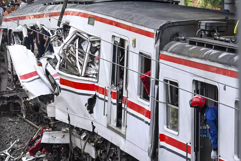 Kecelakaan kereta jarak jauh Argo Bromo dan commuter line di Stasiun Bekasi Timur terjadi pada Senin (27/4/2026). (Antara/Galih Pradipta)