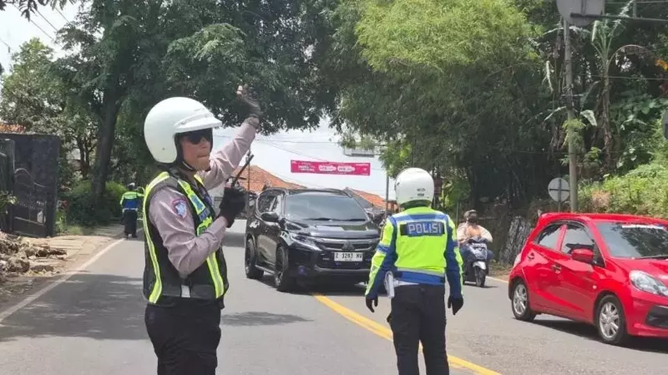 Petugas kepolisian sedang melakukan pengaturan lalu lintas urai kepadatan arus kendaraan di Kawasan Bandung Raya, Jawa Barat (Istimewa/Antara)