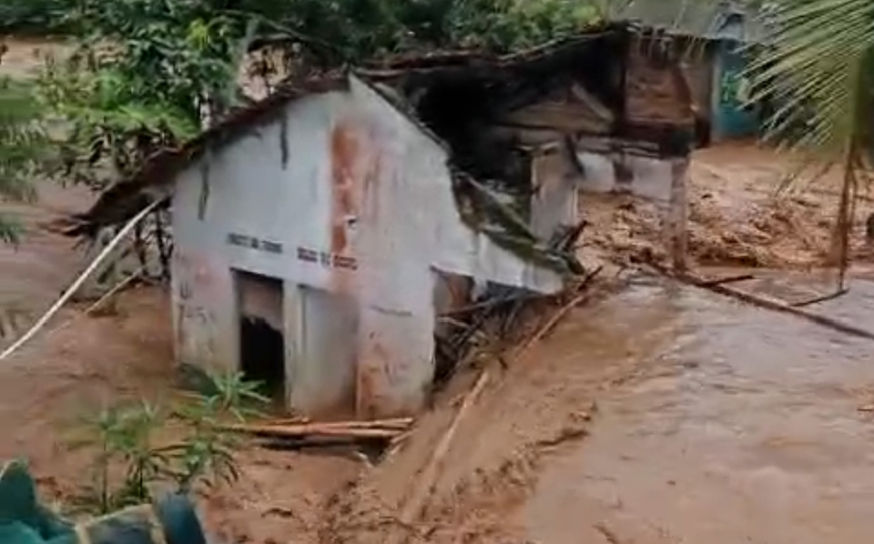 ?Warga Desa Jamali, Kecamatan Mande yang rumahnya terdampak banjir bandang berturut-turut selama dua hari pada Kamis 30 April hingga Jumat 1 Mei 2026. (Beritasatu.com/Riski Maulana)