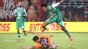Persebaya (hijau) berpeluang menggusur Malut United pada pekan ini. (ANTARA FOTO/M RISYAL HIDAYAT)