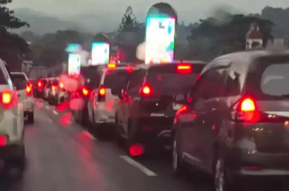 Antrean kendaraan mengular di jalur wisata Sentul saat libur panjang. Polisi mengingatkan potensi lonjakan arus balik masih terbuka, meski hingga siang hari lalu lintas terpantau normal dan terkendali. (Beritasatu.com/Saepul Jaenudin)