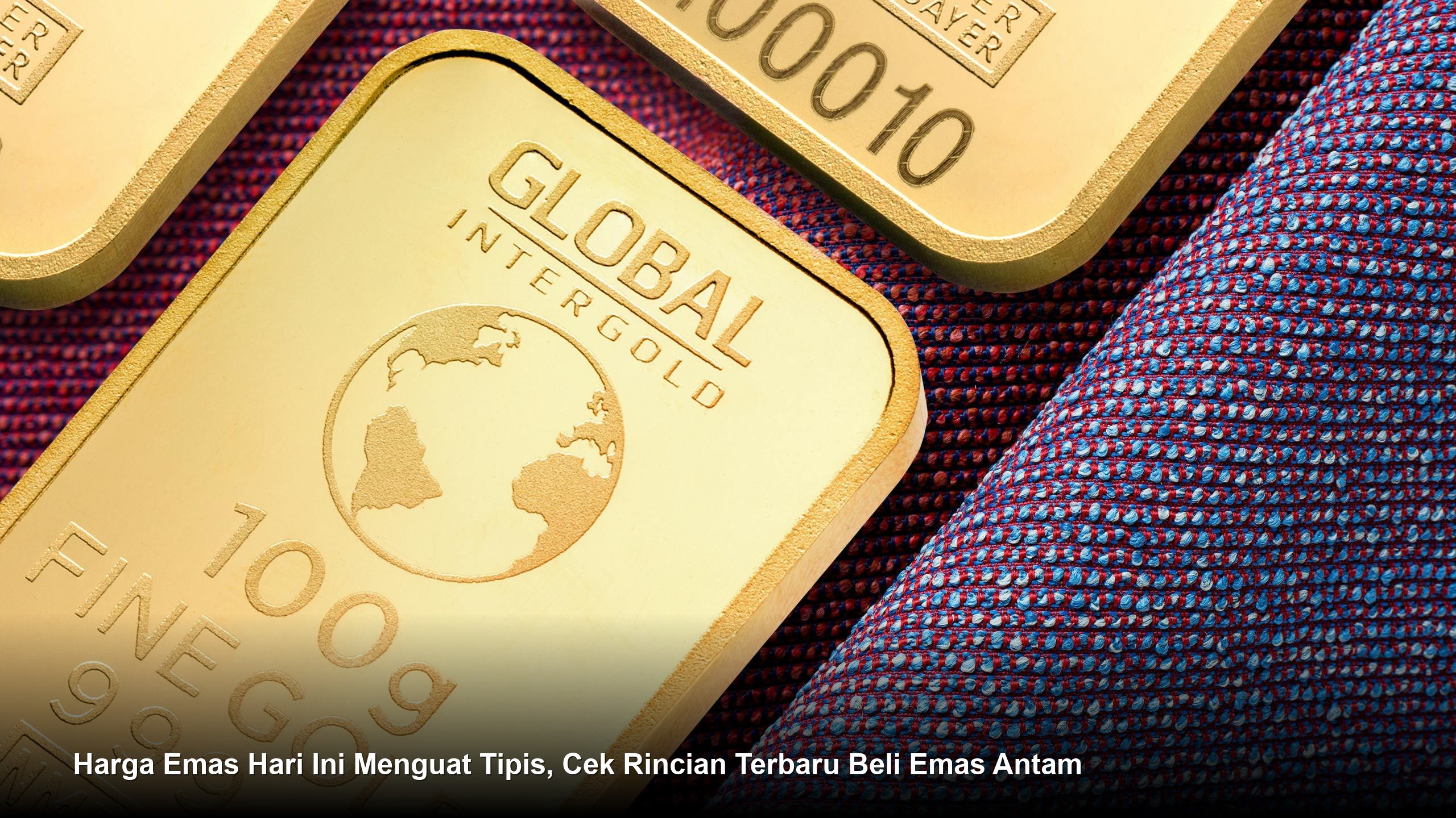 Emas batangan berkilau dengan latar belakang grafik harga yang menunjukkan tren kenaikan tipis.