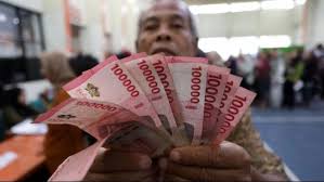 Warga memperlihatkan uang bansos atau Bantuan Langsung Tunai Sementara Kesejahteraan Rakyat (BLTS Kesra) saat penyaluran di Kantor Pos, Kota Kediri, Jawa Timur, Senin (24/11/2025). (Sumber: ANTARA FOTO/Prasetia Fauzani)