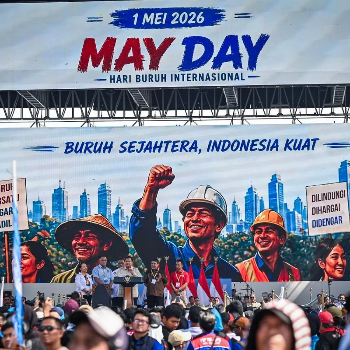 Presiden Prabowo Subianto (ketiga kanan) didampingi Presiden KSBSI Elly Rosita Silaban (kiri), Ketua Umum KSPSI sekaligus Menteri Lingkungan Hidup Mohammad Jumhur Hidayat (kedua kiri), Presiden KSPSI AGN Andi Gani Nena Wea (ketiga kiri), Presiden KSPI Sai