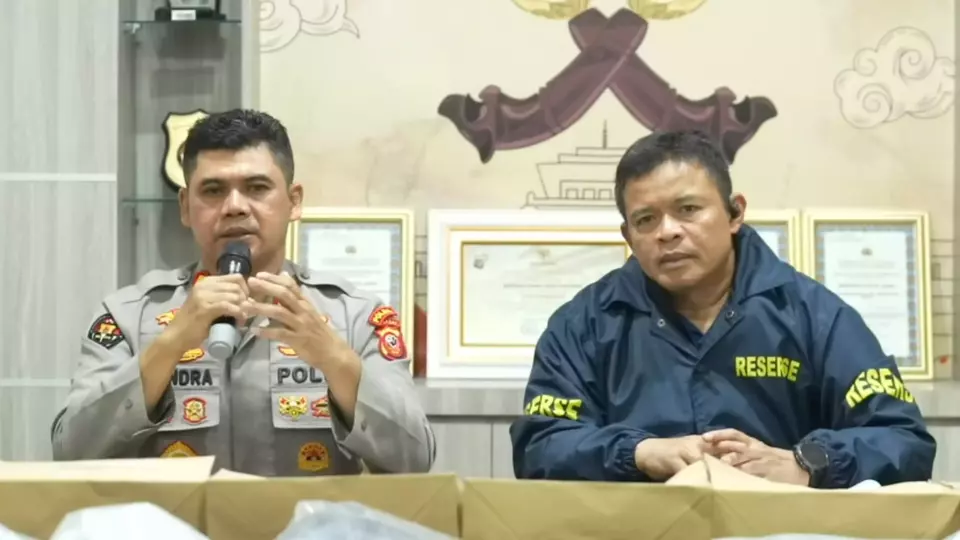 Polda Jawa Barat menetapkan enam orang sebagai tersangka dalam kasus kericuhan aksi unjuk rasa May Day di kawasan Dago Cikapayang, Bandung, Jumat 1 Mei 2026. (Beritasatu.com/Aep Sopandi)